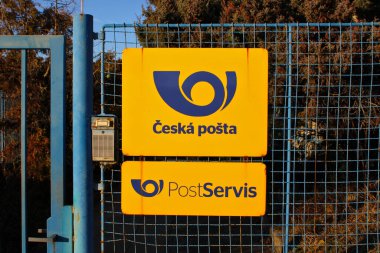 Prag, Çek Cumhuriyeti - 22 Ocak 2022: Çek Posta şirketinin amblemi sarı tahtada mavi metinde basıldı. Metinde 