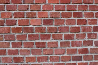 Tipik bir kırmızı tuğla duvar havan topu kullanarak ayakta duruyor..