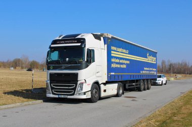 Ceske Budejovice, Çek Cumhuriyeti - 26 Mart 2022: Dinlenme alanına park edilmiş uzun mesafe kargo kamyonu.