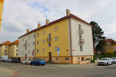 Ceske Budejovice, Çek Cumhuriyeti - 27 Mart 2022: Yarısı beyaz, yarısı sarı olmak üzere eski tip kiralık apartman blokları.
