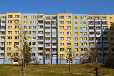 Ceske Budejovice, Çek Cumhuriyeti - 26 Mart 2022: Önünde küçük park bulunan eski apartman blokları yenilendi.