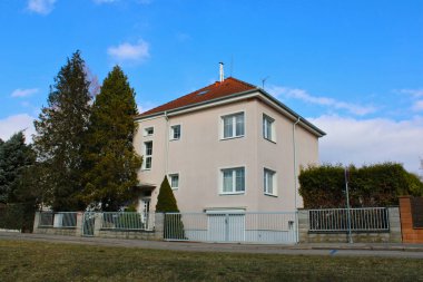 Ceske Budejovice, Çek Cumhuriyeti - 27 Mart 2022: Bahçesinde porsuk ağacı olan yenilenmiş kübist villa.