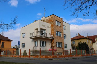 Ceske Budejovice, Çek Cumhuriyeti - 27 Mart 2022: Art Nouveau villası Arka planda mavi gökyüzü ile hafif hasarlı cephe.