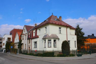 Ceske Budejovice, Çek Cumhuriyeti - 27 Mart 2022: Oldukça yerleşim alanında küçük bir köşedeki villa.