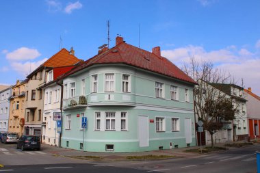 Ceske Budejovice, Çek Cumhuriyeti - 27 Mart 2022: Kırmızı çatılı ve açık yeşil cepheli iki katlı ev.