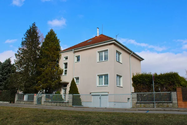 Ceske Budejovice, Çek Cumhuriyeti - 27 Mart 2022: Bahçesinde porsuk ağacı olan yenilenmiş kübist villa.