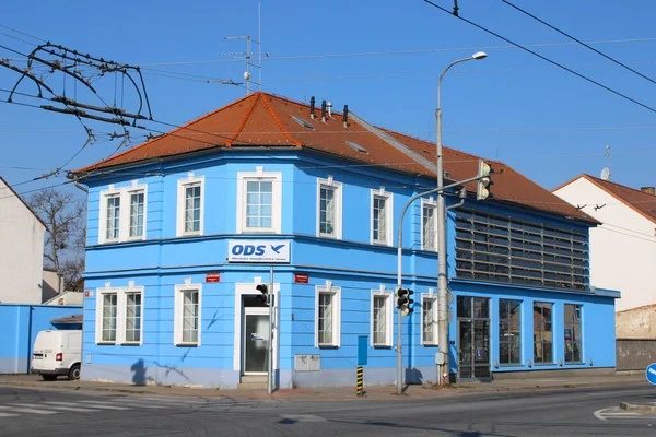 Czech Republic 2022年3月26日チェコ ブデジョヴィツェの忙しい道路で人民民主党に属する青いファサードの小さなコーナーハウス — ストック写真