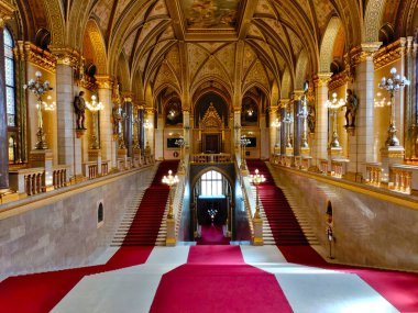 Budapeşte, Macaristan - 10 Nisan 2022: Budapeşte parlamento binasının ana girişi kırmızı halılı ve tam 96 merdivenli.