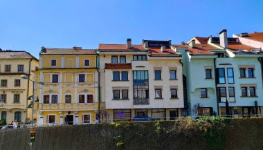 Bratislava, Slovakya - 13 Nisan 2022: Güneşli bir günde sarp duvarda renkli cepheli evler.