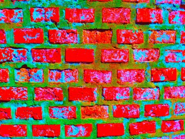 Sıraya dizilmiş tuğlalı duvarın yüksek kurgulanmış fotoğrafı. Tuğlaların arasındaki sıvanın yeşil ve kırmızı gölgeleri var..