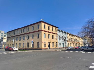 Prag, Çek Cumhuriyeti - 14 Nisan 2022: Prag 'ın Liben ilçesindeki daha küçük eski sanayi binası kavşağın karşısında görüldü.