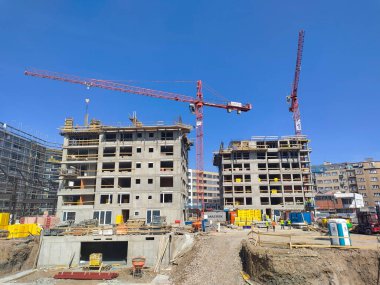 Prag, Çek Cumhuriyeti - 14 Nisan 2022: Yeni apartmanlar inşa edilen inşaat alanı.