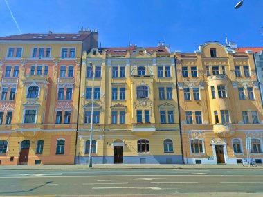 Prag, Çek Cumhuriyeti - 14 Nisan 2022: Güneşli bir günde yolun karşısındaki belediye evleri.