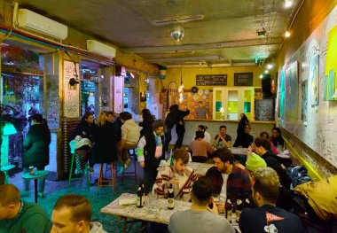 Budapeşte, Macaristan - 9 Nisan 2022: İnsanlar ünlü Budapeşte harabe barında eğleniyorlar.