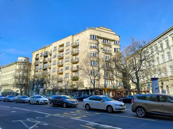 Budapest Hungary April 2022 Big Residential Building Busy Road Sunny — Stock Photo, Image