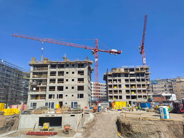 Prag, Çek Cumhuriyeti - 14 Nisan 2022: Yeni apartmanlar inşa edilen inşaat alanı.