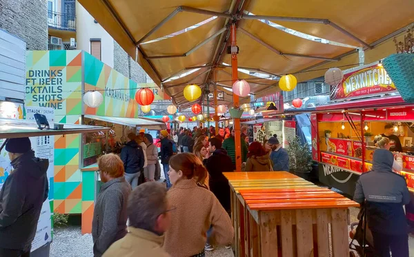 Budapest Hongarije April 2022 Openlucht Geopend Drukke Food Court Met — Stockfoto