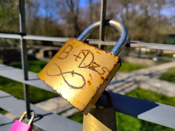 Detalhe Grande Bloqueio Amor Amarelo Fixado Balaustrada Com Parque Borrado — Fotografia de Stock