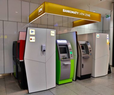 Prag, Çek Cumhuriyeti - 24 Kasım 2021: Farklı bankalardan para makineleri ile köşe.
