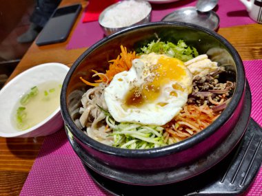 Bibimbab denilen lezzetli Kore yemeğinin yakın görüntüsü.