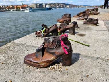 Budapeşte, Macaristan - 10 Nisan 2022: Budapeşte 'de Tuna nehrinin kıyısında 2. Dünya Savaşı sırasında öldürülen Yahudilerin anıtı.