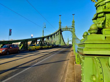 Güneşli bir günde Budapeşte 'de Tuna Nehri üzerinde yeşil çelik köprü.