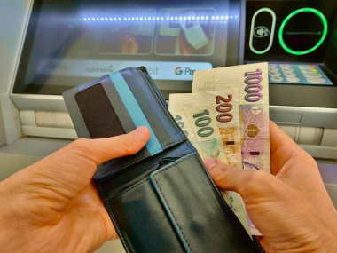 Ceske Budejovice, Çek Cumhuriyeti - 30 Ekim 2021: Birisi ATM 'den para çekiyor.