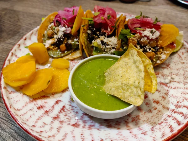 Maxican Food Made Nachos Quacamole Tacos Opuntia Served Decorative Plate — Stockfoto