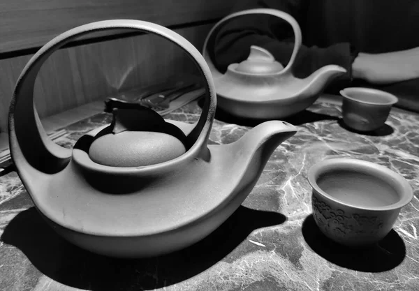 Black White Image Two Teapots Who Cups Marble Table — Stock Photo, Image