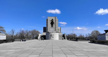 Prag, Çek Cumhuriyeti: 17 Nisan 2022 - Hill atında bronz bir savaşçı olan Jan Zizka z Trocnova heykeliyle Vitkov 'u çağırdı. Meydan beton bloklardan yapılmıştır. Gökyüzünün koyu mavi rengi var..