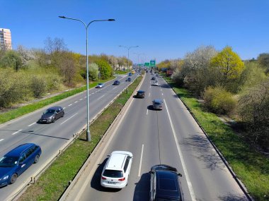 Prag, Çek Cumhuriyeti: 23 Nisan 2022 - Güneşli bir günde her iki yönde de otoyol dolusu.