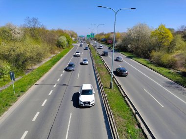 Prag, Çek Cumhuriyeti: 23 Nisan 2022 - İki ana hat arasında yeşil şeritli ve sokak lambalı arabalar.