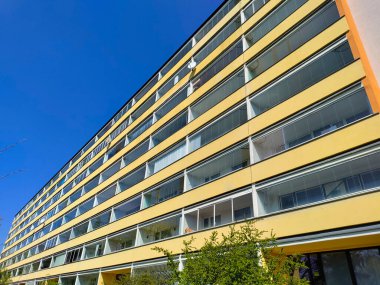 Prag, Çek Cumhuriyeti: 23 Nisan 2022 - Balkon gibi geniş terası olan uzun komünist tarzı apartman blokları. Binanın ön cephesi sarı..