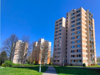 Prag, Çek Cumhuriyeti: 23 Nisan 2022 - Güneşli bir günde üç apartman bloğu yeniden inşa edildi.