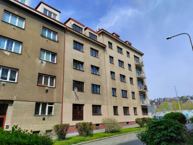 Prag, Çek Cumhuriyeti: 29 Nisan 2022 - Kırık gri cepheli eski belediye evleri.