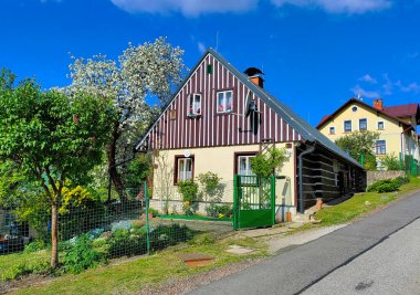 Svoboda nad Upou, Çek Cumhuriyeti: 15 Mayıs 2022 - Çek Cumhuriyeti 'nin kuzeyinde yer alan geleneksel dağ evi, tipik dış görünüşü ile. Arka plandaki gökyüzü mavi.