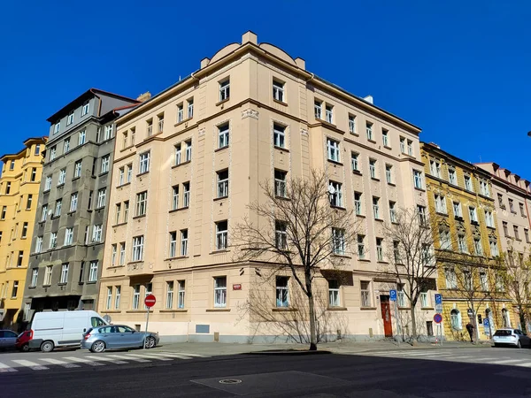 Πράγα Τσεχία Απριλίου 2022 Παλιά Γωνία Δημοτική Πολυκατοικία Μπεζ Πρόσοψη — Φωτογραφία Αρχείου