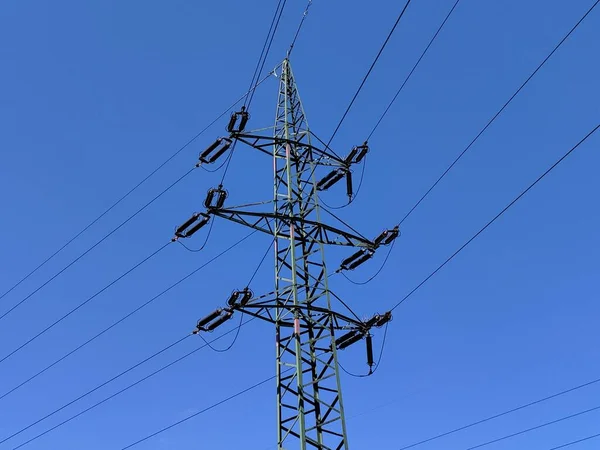 Detalj Högspänningstorn Med Blå Himmel Bakgrunden Elektriciteten Pylon Har Sju — Stockfoto