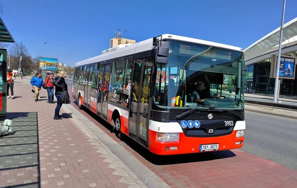 Prag, Çek Cumhuriyeti: 23 Nisan 2022 - Prag toplu taşıma otobüsü istasyona vardı. Yolcular içeri girmek için otobüsün dışında bekliyorlar..