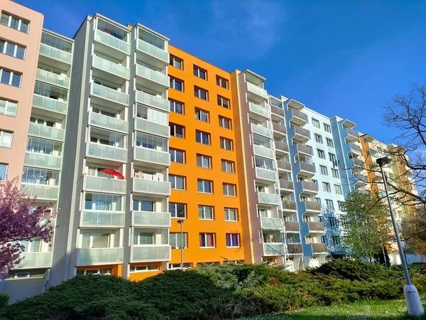 Ceske Budejovice, Çek Cumhuriyeti: 30 Nisan 2022 - Ceske Budejovice 'nin bir yerleşim bölgesindeki eski apartman bloklarının yeniden inşası. Binanın ön cephesi turuncu ve mavi..