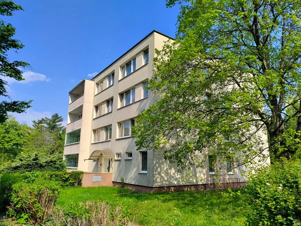 Prag Çek Cumhuriyeti Mayıs 2022 Yeşil Parktaki Küçük Apartman Blokları — Stok fotoğraf