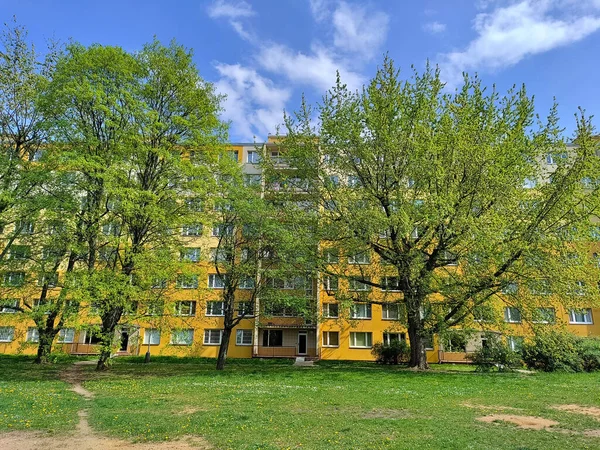 Praga Czechy Maja 2022 Żółty Blok Mieszkań Ukryty Zielonymi Drzewami — Zdjęcie stockowe