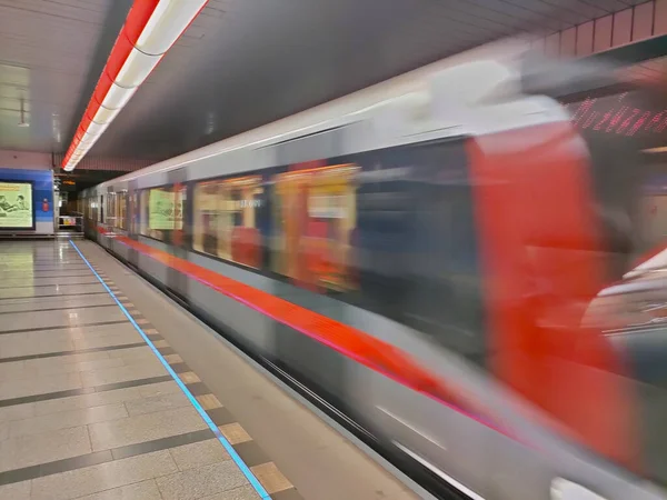 Прага Чехія Квітня 2022 Року Затьмарене Зображення Поїзда Прибуває Станцію — стокове фото