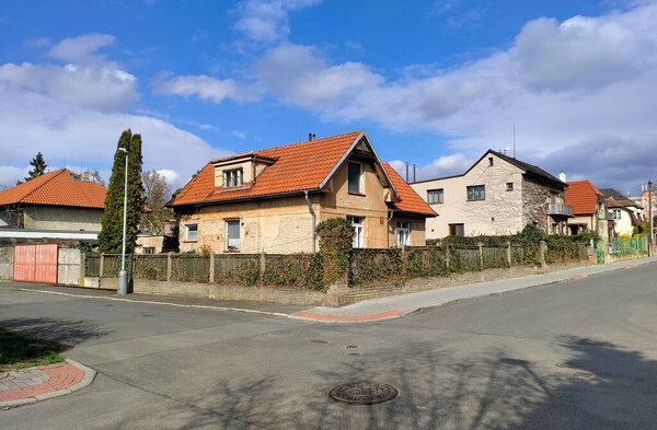 Прага, Чехия: 15 апреля 2022 - типичный двухэтажный семейный дом на окраине Праги, расположенный на пересечении двух улиц.