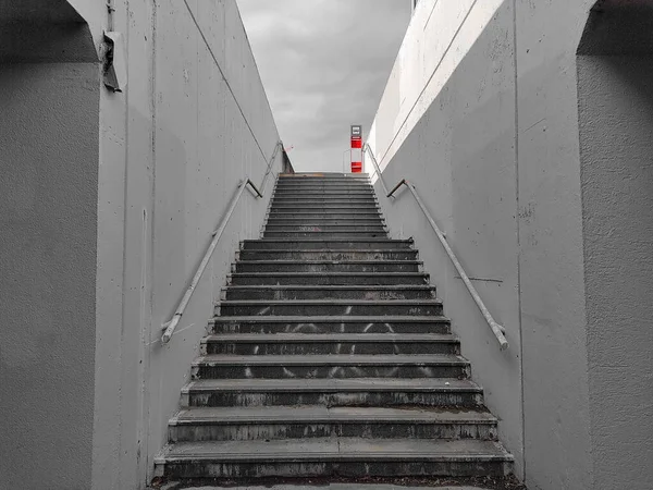 Бетонная Лестница Высокими Стенами Каждой Стороны Ведущая Трамвайную Станцию Сверху — стоковое фото