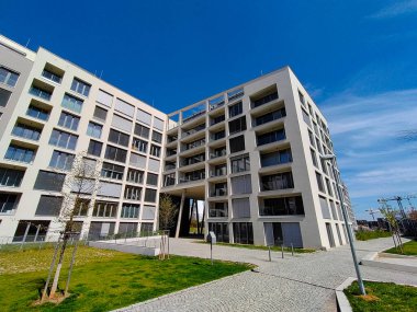 Prag, Çek Cumhuriyeti: 17 Nisan 2022 - Prag 'ın şehir merkezindeki modern konut binası.