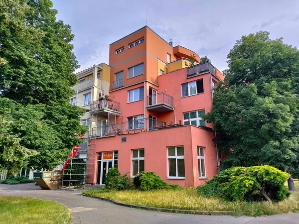 Prague Czech Republic June 2022 Structured Building Shiny Red Facade — Stock Photo, Image