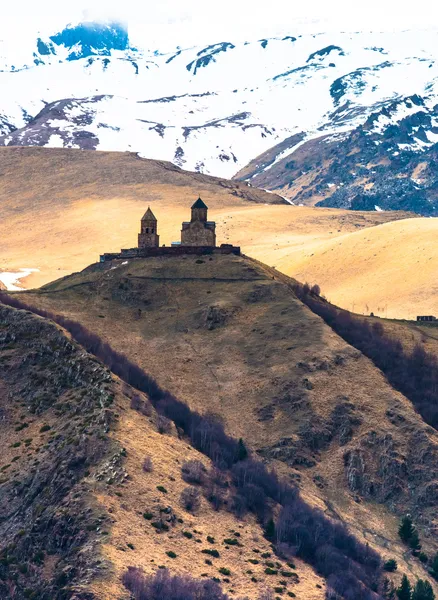 Montera kazbek och gergeti kyrka i Georgien — Stockfoto