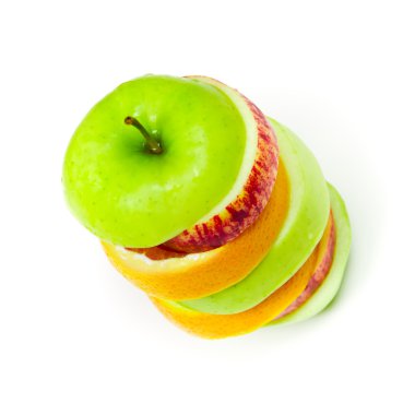 dilimlenmiş elma ve portakal