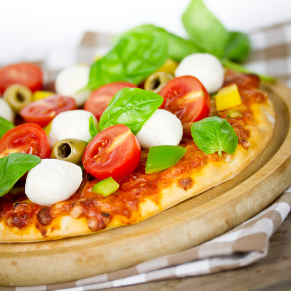 Пицца томатная моцарелла
